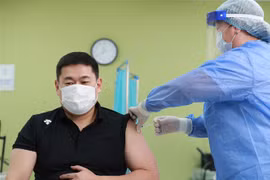 Tiêm vaccine ngừa COVID-19 tại Ulaanbaatar, Mông Cổ. (Ảnh: AFP.TTXVN)
