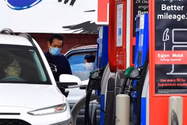 Một trạm xăng ở Los Angeles, bang California, Mỹ. (Ảnh: AFP/TTXVN)