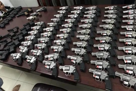 Các đối tượng Ánh, Huân và Tỉnh. (Ảnh: TTXVN phát)