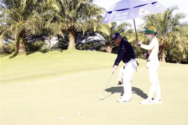 Phó Thủ tướng Chính phủ Lào Kikeo Khaykhamphithoune thể hiện kỹ năng tại giải Golf Hữu nghị Việt-Lào. (Ảnh: Phạm Kiên/TTXVN)