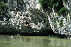 Chèo thuyền kayak tại Vịnh Hạ Long. (Ảnh: Minh Đức/TTXVN