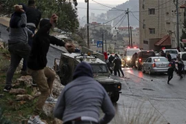 Đụng độ giữa người Palestine và binh sĩ quân đội Israel tại thành phố Nablus, khu Bờ Tây, ngày 22/12/2022. (Ảnh: AFP/TTXVN)