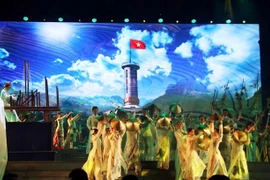 Tiết mục "Non sông gấm vóc" dưới sự trình bày của các ca sỹ Quốc Đại, Cao Công Nghĩa và Thuỳ Trinh. (Ảnh: Thu Hương/TTXVN)