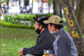 Cốc trà nóng trong ngày lạnh đầu Đông. (Ảnh: Tuấn Đức/TTXVN)