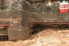 Chân một ngôi tháp bị hổng trong quá trình thi công tu bổ. (Ảnh: TTTXVN phát)