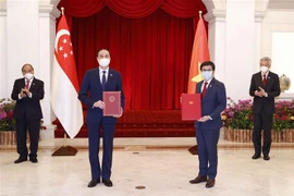  Chủ tịch nước Nguyễn Xuân Phúc với Thủ tướng Singapore Lý Hiển Long chứng kiến Ủy ban Trung ương MTTQ Việt Nam và Hiệp hội Nhân dân Singapore trao đổi văn kiện hợp tác giai đoạn 2022-2024. (Ảnh: Thống Nhất/TTXVN)