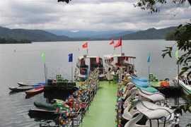 Với 38 đảo lớn nhỏ, Khu du lịch sinh thái Hồ Phú Ninh, Quảng Nam là địa điểm nghỉ dưỡng lý tưởng. (Ảnh: Đoàn Hữu Trung/TTXVN)