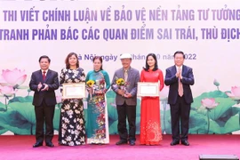 Trao giải Nhất cho các tập thể, cá nhân. (Ảnh: Phương Hoa/TTXVN)