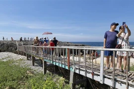 Du khách chụp hình lưu niệm tại bãi san hô cổ Hang Rái, Ninh Thuận. (Ảnh: Nguyễn Thành/TTXVN)