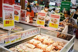 Khách mua sắm tại siêu thị Big C Thăng Long. (Ảnh: Trần Việt/TTXVN)