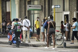 Người dân đeo khẩu trang phòng dịch COVID-19 tại La Habana, Cuba. (Ảnh: AFP/TTXVN)