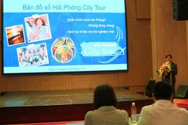 Ông Lê Quý Tuấn, Giám đốc Trung tâm Chuyển đổi số Công ty Cổ phần Công nghệ HINET Việt Nam, giới thiệu ứng dụng bản đồ số Hải Phòng City Tour. (Ảnh: Minh Thu/TTXVN)