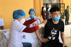 Tiêm vaccine phòng COVID-19 cho học sinh tại Trung tâm Giáo dục nghề nghiệp – Giáo dục thường xuyên huyện Yên Phong. (Ảnh: Đinh Văn Nhiều/TTXVN)
