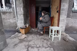 Người dân tại Mariupol, Ukraine, ngày 14/4/2022. (Ảnh: THX/TTXVN)