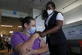 Tiêm vaccine phòng COVID-19 của Johnson & Johnson cho nhân viên y tế tại Pretoria, Nam Phi. (Ảnh: AFP/TTXVN)