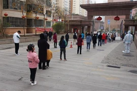 Người dân xếp hàng chờ xét nghiệm COVID-19 tại Thanh Hải, Trung Quốc, ngày 15/4/2022. (Ảnh: THX/TTXVN)