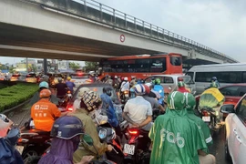 [Photo] TP.HCM: Các phương tiện giao thông tăng đột biến trước kỳ nghỉ