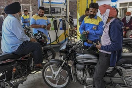 Một trạm xăng ở Amritsar, Ấn Độ. (Ảnh: AFP/TTXVN)