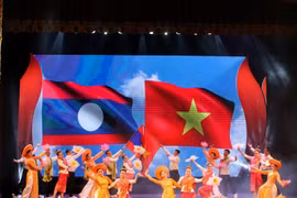 Tiết mục múa "Hữu nghị Việt-Lào" trong Lễ khai mạc Tuần lễ Văn hoá Lào tại Việt Nam. (Ảnh: Tuấn Đức/TTXVN)