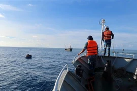 Lực lượng Hải quân tiếp cận một tàu cá gặp sự cố để khảo sát, lên phương án cứu kéo. (Ảnh minh họa: TTXVN phát)