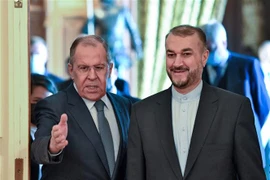 Ngoại trưởng Nga Sergei Lavrov (trái) và người đồng cấp Iran Hossein Amir Abdollahian trong cuộc gặp ở Moskva ngày 6/10/2021. (Ảnh: AFP/TTXVN)