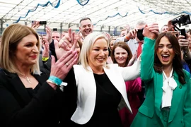 Người đứng đầu đảng Sinn Fein, bà Michelle O'Neill (giữa) và các đồng nghiệp ăn mừng chiến thắng. (Nguồn: AP)