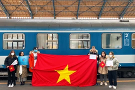 Nhóm sinh viên tình nguyện Việt Nam tại nhà ga ở Budapest, Hungary. (Ảnh: Thanh Thuỷ/Vietnam+)