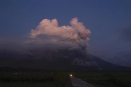 Núi lửa Semeru trên đảo Java, Indonesia phun trào ngày 4/12/2022. (Ảnh: AFP/TTXVN)