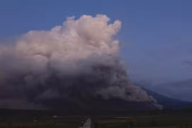 Núi lửa Semeru trên đảo Java, Indonesia phun trào ngày 4/12/2022. (Ảnh: AFP/TTXVN)
