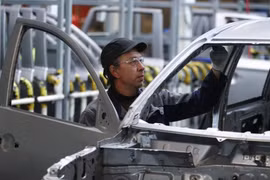 Một công nhân tại nhà máy lắp ráp ôtô PCMA Rus ở vùng Kaluga của Nga năm 2019. (Nguồn: rferl.org)
