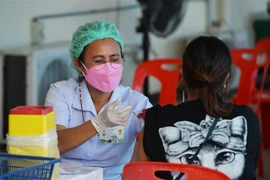 Nhân viên y tế tiêm vaccine phòng COVID-19 cho người dân tại Bangkok, Thái Lan ngày 11/2/2022. (Ảnh: THX/TTXVN)