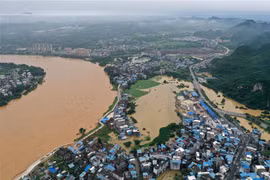 Mực nước sông dâng cao do mưa lớn tại Khu tự trị Choang Quảng Tây, Trung Quốc, ngày 4/6/2022. (Ảnh: THX/TTXVN)