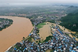 Mực nước sông dâng cao do mưa lớn tại Khu tự trị Choang Quảng Tây, Trung Quốc, ngày 4/6/2022. (Ảnh: THX/TTXVN)