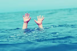 Quảng Ngãi: Nhóm bạn tắm biển lúc chiều tối, 2 người mất tích