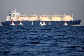 Một tàu chở khí tự nhiên hóa lỏng (LNG) đang di chuyển về phía một nhà máy nhiệt điện ở Futtsu, phía đông Tokyo, Nhật Bản ngày 13/11/2017. (Nguồn: Reuters)