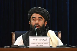 Người phát ngôn của Chính phủ lâm thời Taliban Zabihullah Mujahid phát biểu tại cuộc họp báo ở Kabul ngày 6/9/2021. (Ảnh: AFP/TTXVN)