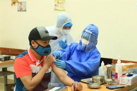 Người dân được tiêm vaccine AstraZeneca ngừa COVID-19 tại Hà Nội. (Ảnh: Hoàng Hiếu/TTXVN)