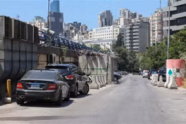 Tuyến đường dẫn vào nhà tù ở khu ngoại ô Adlieh, gần thủ đô Beirut, sau vụ vượt ngục của hơn 30 tù nhân ngày 7/8/2022. (Ảnh: AFP/TTXVN)