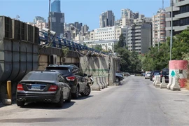 Tuyến đường dẫn vào nhà tù ở khu ngoại ô Adlieh, gần thủ đô Beirut, sau vụ vượt ngục của hơn 30 tù nhân ngày 7/8/2022. (Ảnh: AFP/TTXVN)