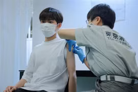 Tiêm vaccine ngừa COVID -19 tại Tokyo, Nhật Bản. (Ảnh: AFP/TTXVN)