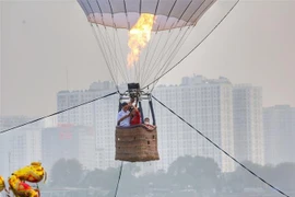 Người dân trải nghiệm bay khinh khí cầu. (Ảnh: Tuấn Đức/TTXVN)