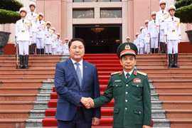 Bộ trưởng Bộ Quốc phòng Phan Văn Giang và Bộ trưởng Quốc phòng Mông Cổ Saikhanbayar Gursed tại lễ đón. (Ảnh: Trọng Đức/TTXVN)