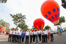 Lãnh đạo thành phố Đà Nẵng và các hoa hậu du lịch Đà Nẵng chụp ảnh quảng bá sản phẩm du lịch mới tại ngày hội. (Ảnh: Trần Lê Lâm/TTXVN)