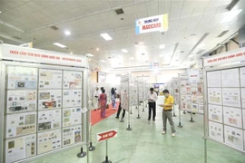 Khách tham quan triển lãm tem bưu chính quốc gia Vietstampex 2022. (Ảnh: Minh Quyết/TTXVN)