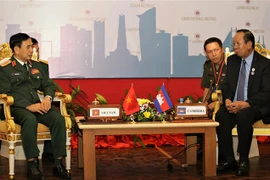 Bộ trưởng Quốc phòng Phan Văn Giang gặp Bộ trưởng Quốc phòng Campuchia Tea Banh. (Ảnh: Huỳnh Thảo/TTXVN)