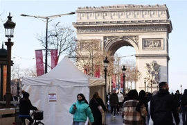 Một điểm xét nghiệm nhanh COVID-19 tại Paris, Pháp, ngày 23/12/2021. (Ảnh: THX/TTXVN)