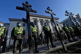 Các binh sỹ Vệ binh Quốc gia Ukraine canh gác sau khi các nhà hoạt động đặt các cây thánh giá trong cuộc biểu tình bên ngoài Đại sứ quán Nga ở Kyiv ngày 22/2. (Nguồn: AFP)