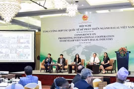 Hội nghị “Tăng cường hợp tác quốc tế để phát triển ngành Halal Việt Nam” theo hình thức trực tiếp kết hợp trực tuyến tại Hà Nội. (Ảnh: TTXVN phát)