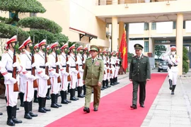 Đại tướng Vilay Lakhamphong, Ủy viên Bộ Chính trị, Bộ trưởng Bộ Công an nước Cộng hòa Dân chủ Nhân dân Lào duyệt đội danh dự Công an nhân dân Việt Nam. (Ảnh: Phạm Kiên/TTXVN)