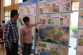 Người dân xem đồ án quy hoạch sông Đuống tỷ lệ 1/5000. (Ảnh Mạnh Khánh/TTXVN)